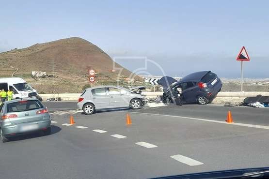  Fuerte colisión frontal entre dos vehículos en la carretera de Telde a Valsequillo/TA.